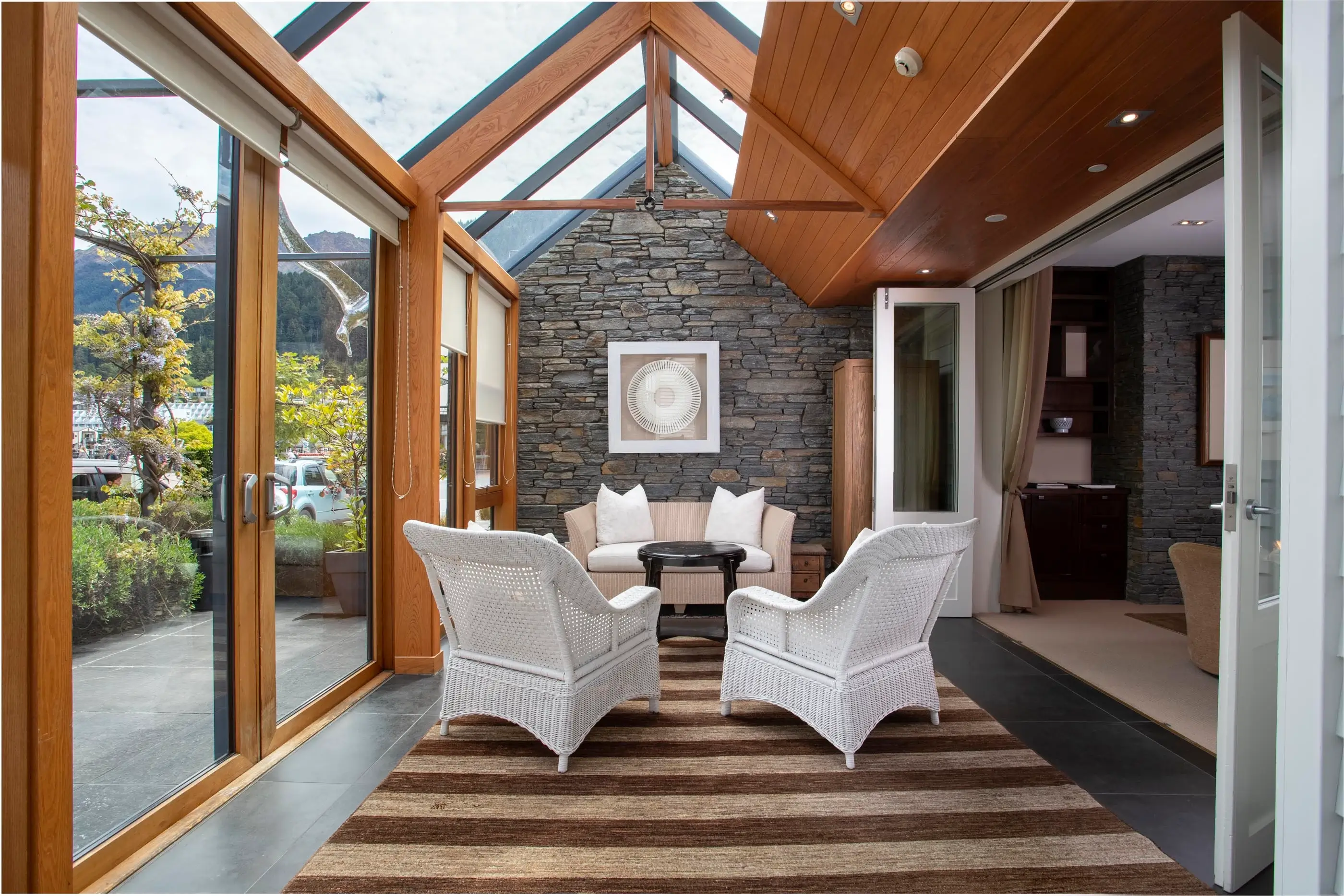 Eichardt's Lakefront Apartments Sunroom