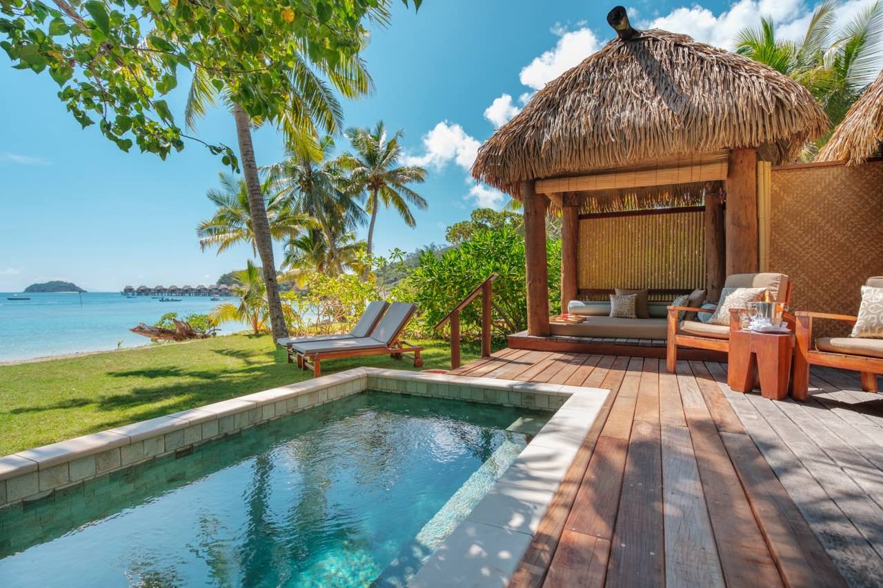 Deluxe Beachfront Bure Views